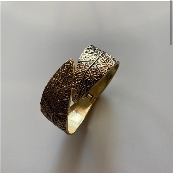 Embracing Leaves Hinged Cuff Bangle in Gold Tone - Picture 4 of 12